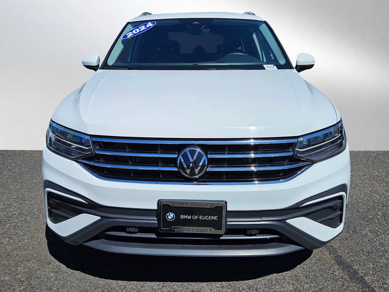 Used 2024 Volkswagen Tiguan SE image 2