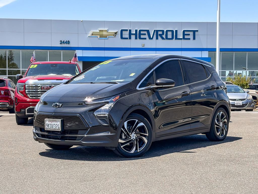 Used 2023 Chevrolet Bolt LT w/ Infotainment Package FWD image 1