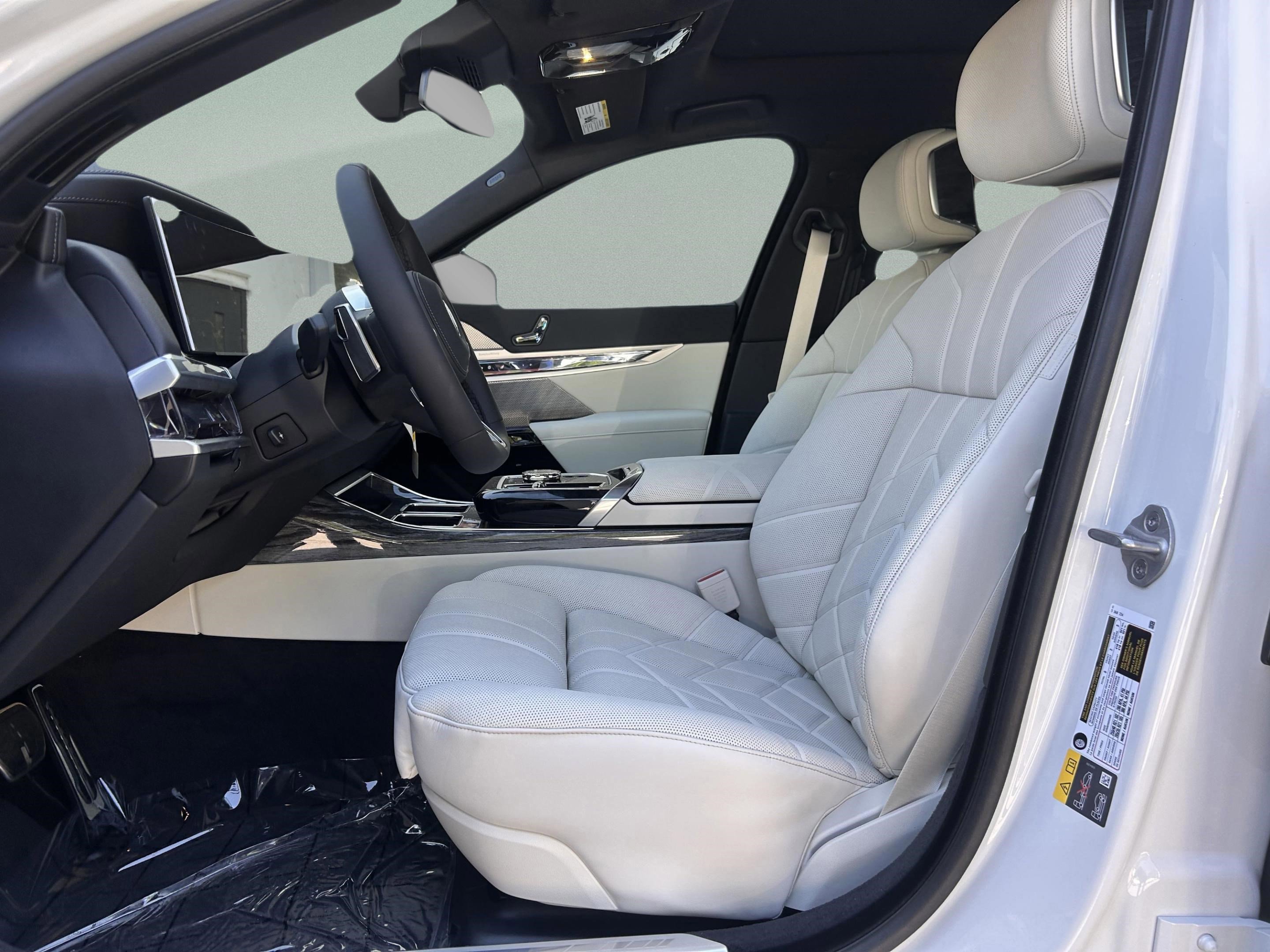 Used 2025 BMW i7 xDrive60 image 26