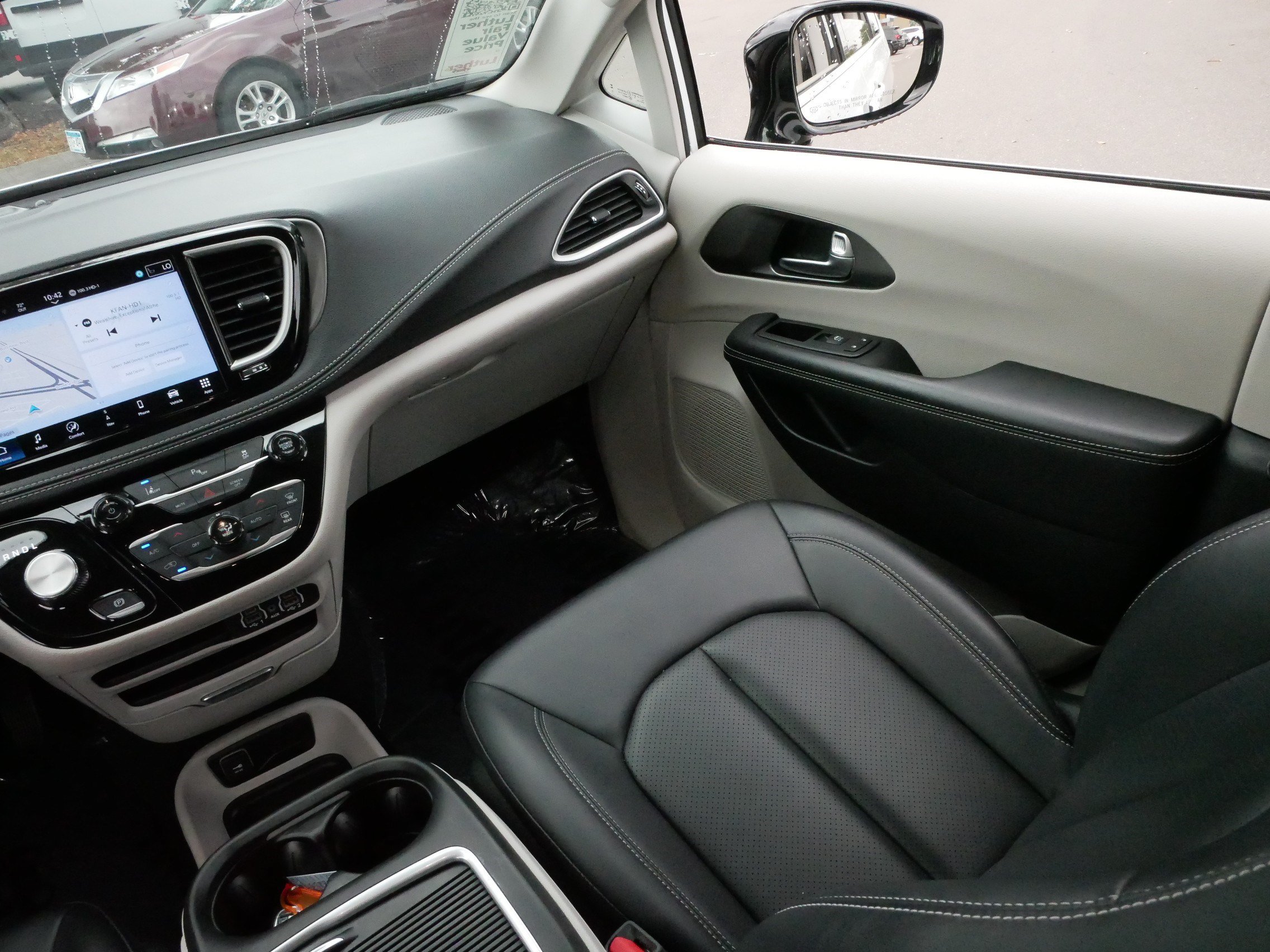 Used 2024 Chrysler Pacifica Limited FWD image 11
