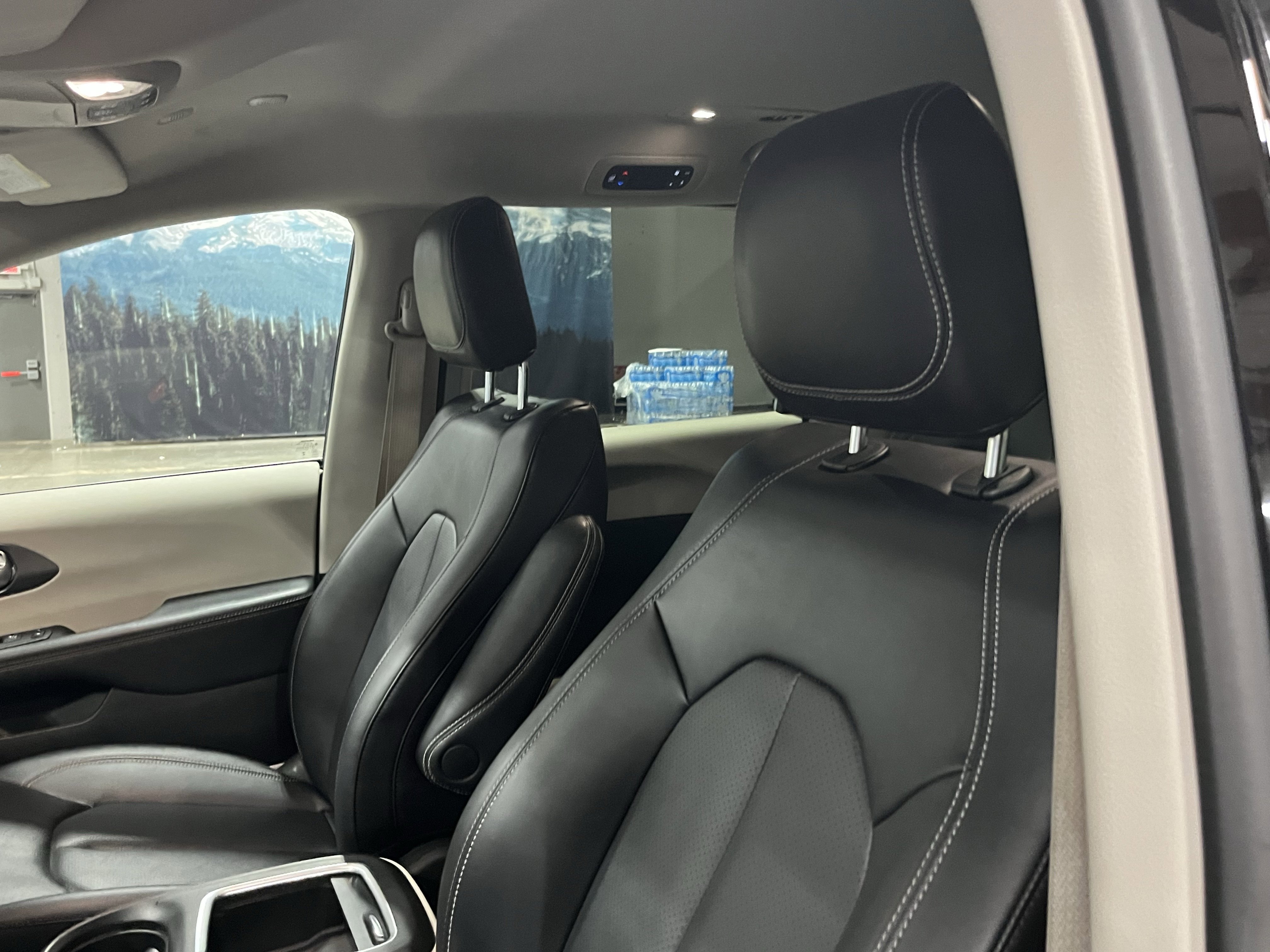 Used 2024 Chrysler Pacifica Select image 19