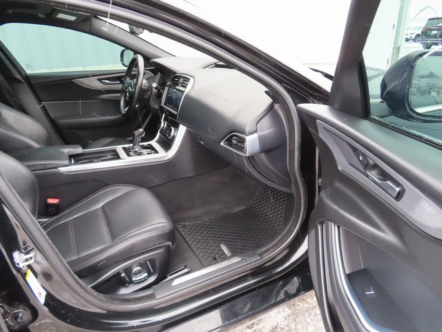 Used 2020 Jaguar XE S image 24