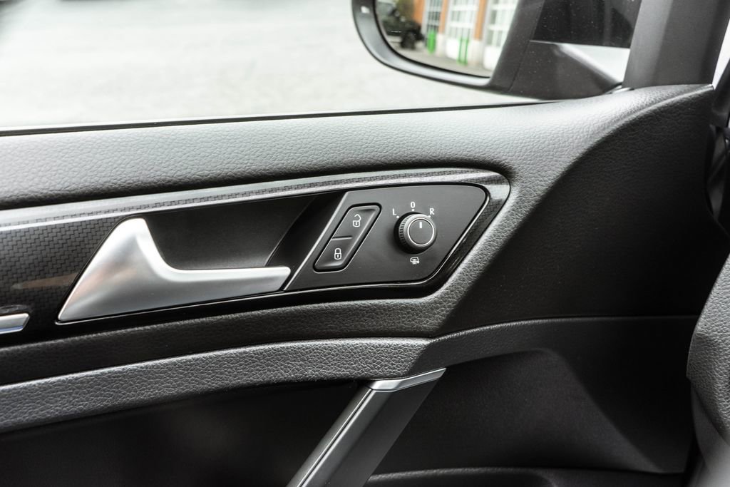 Used 2019 Volkswagen Golf R 4-Door image 18