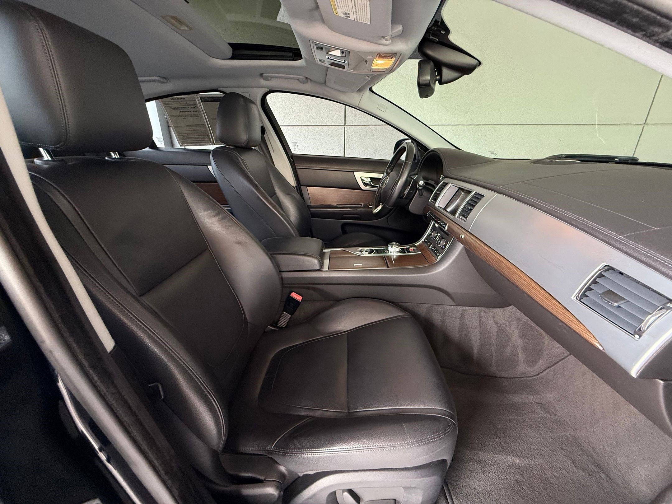 Used 2014 Jaguar XF RWD image 29