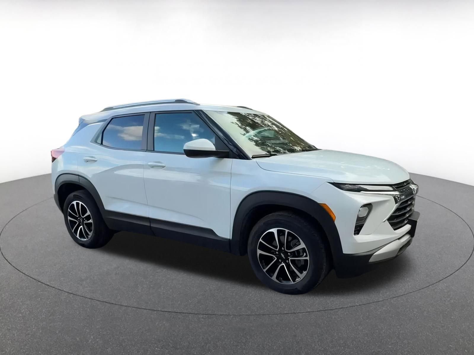 Used 2025 Chevrolet TrailBlazer LT image 2