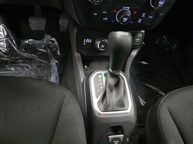 Used 2019 Jeep Renegade Latitude w/ Cold Weather Group AWD/4WD image 17