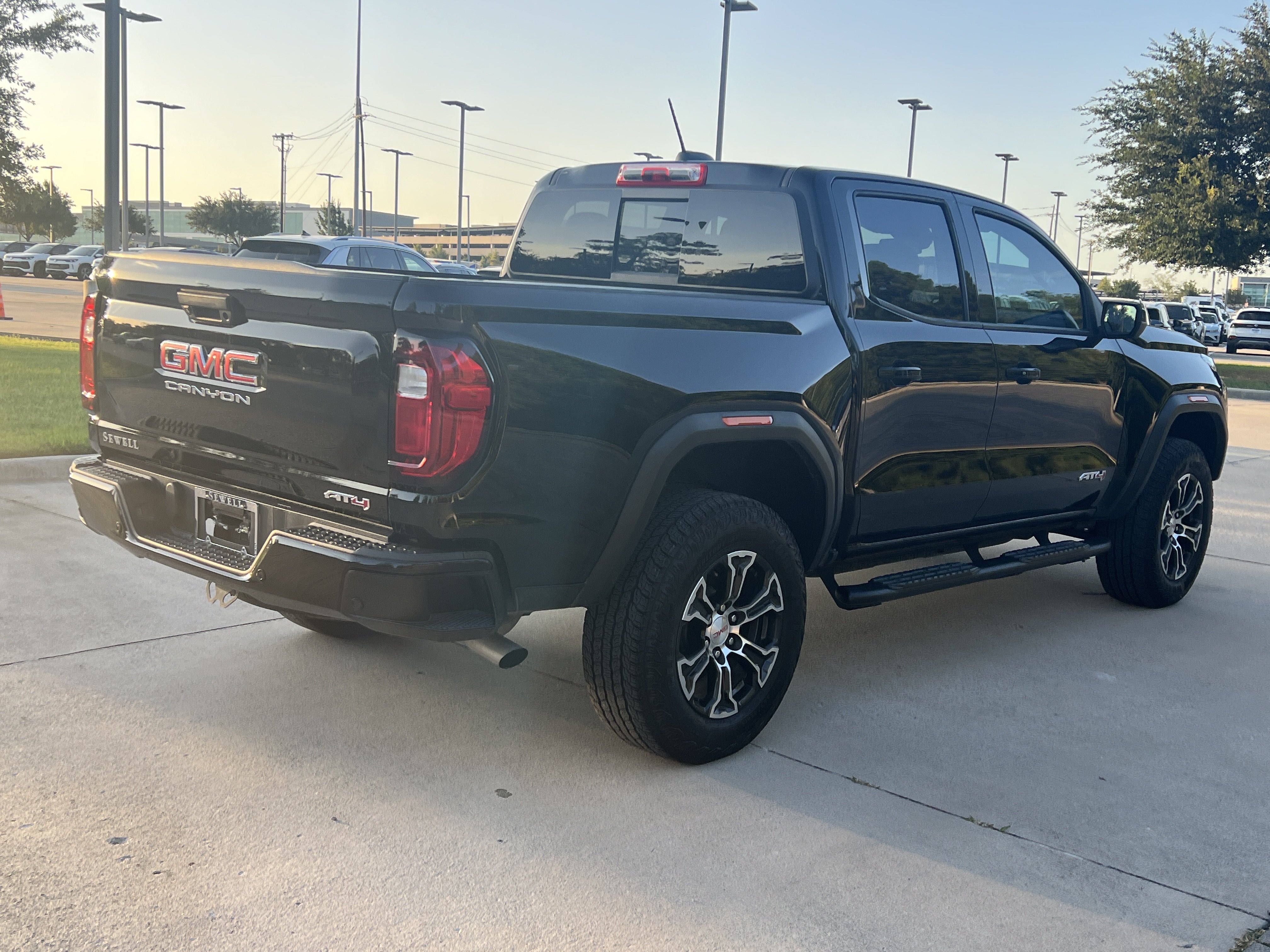 Used 2024 GMC Canyon AT4 w/ Technology Package AWD/4WD image 9