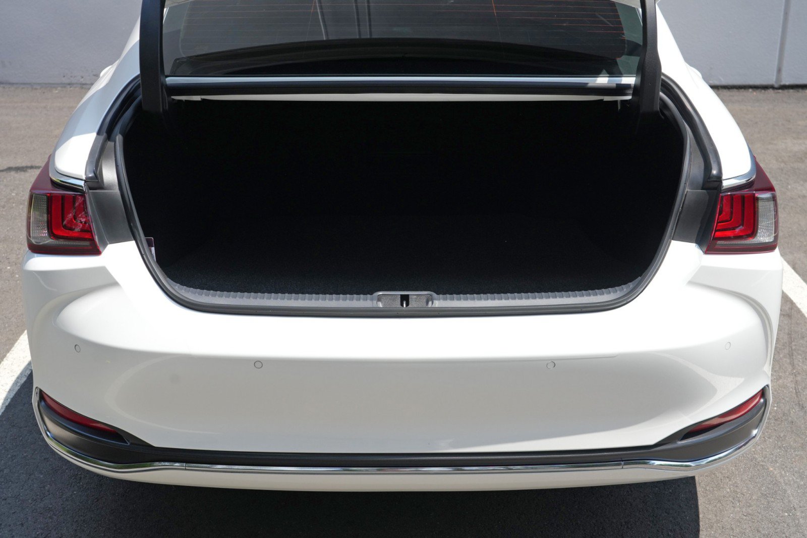 Used 2024 Lexus ES 300h w/ Accessory Package (Z2) FWD image 10