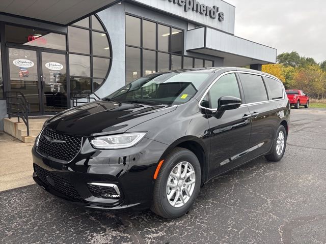 New 2026 Chrysler Pacifica Select image 2