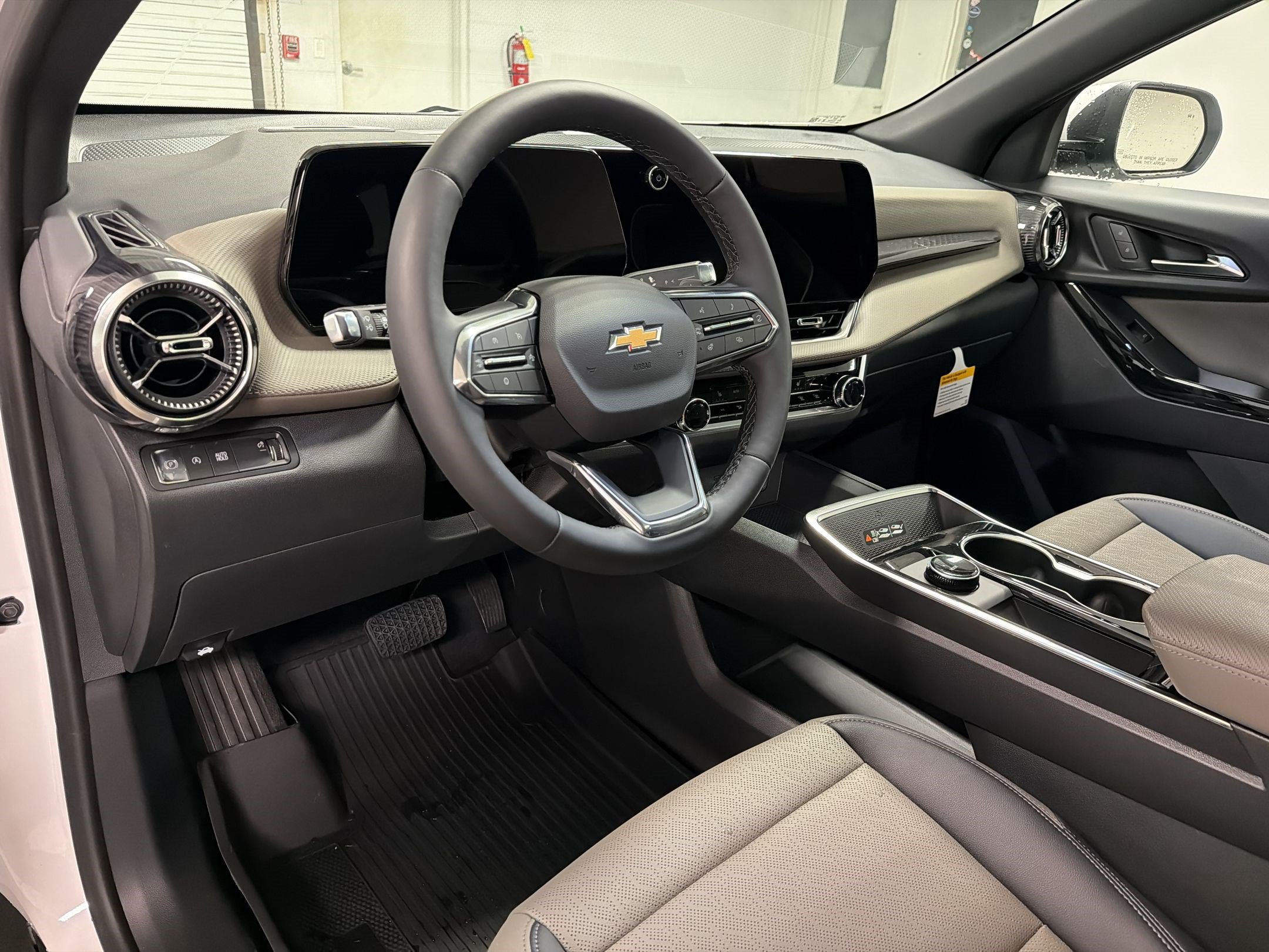 New 2026 Chevrolet Equinox LT w/ Convenience Package II FWD image 4
