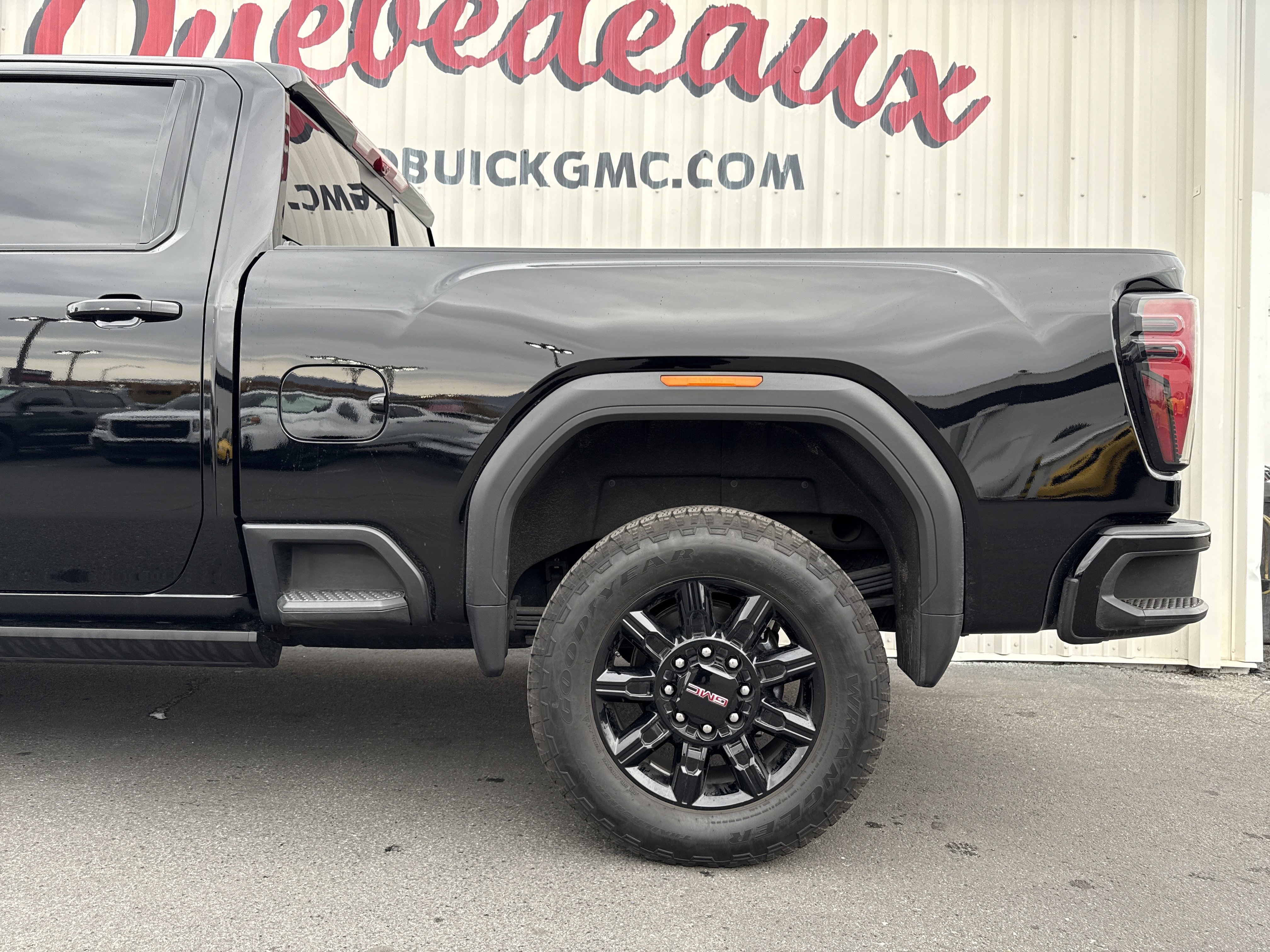 Used 2025 GMC Sierra 2500 AT4 w/ AT4 Premium Plus Package image 2