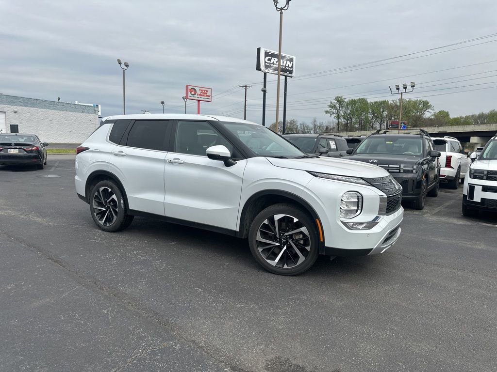 Used 2024 Mitsubishi Outlander SE image 2