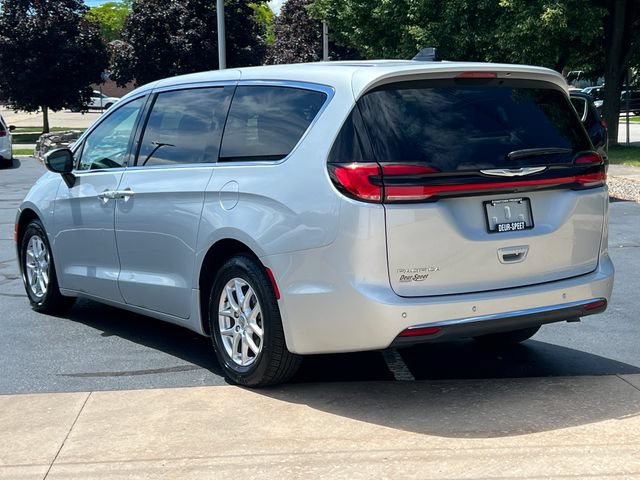 Used 2023 Chrysler Pacifica Touring-L FWD image 10