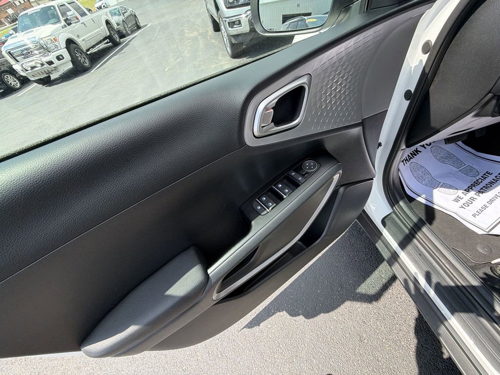 Used 2025 Kia Soul LX w/ LX Technology Package FWD image 19