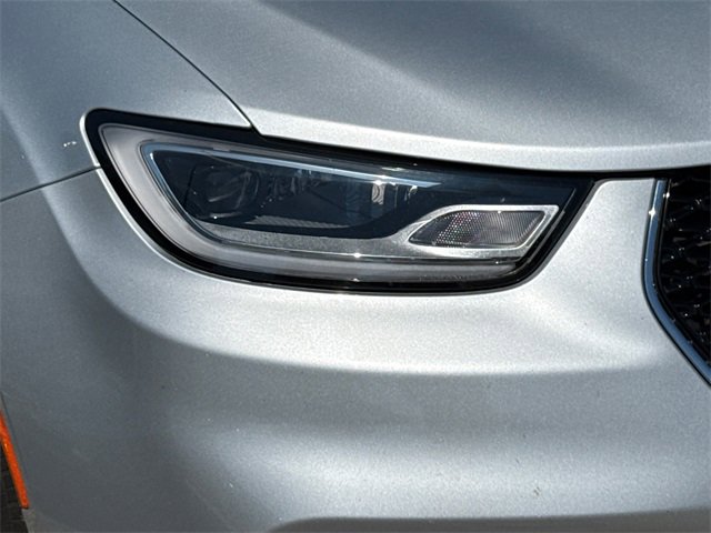 Used 2023 Chrysler Pacifica Touring-L image 5