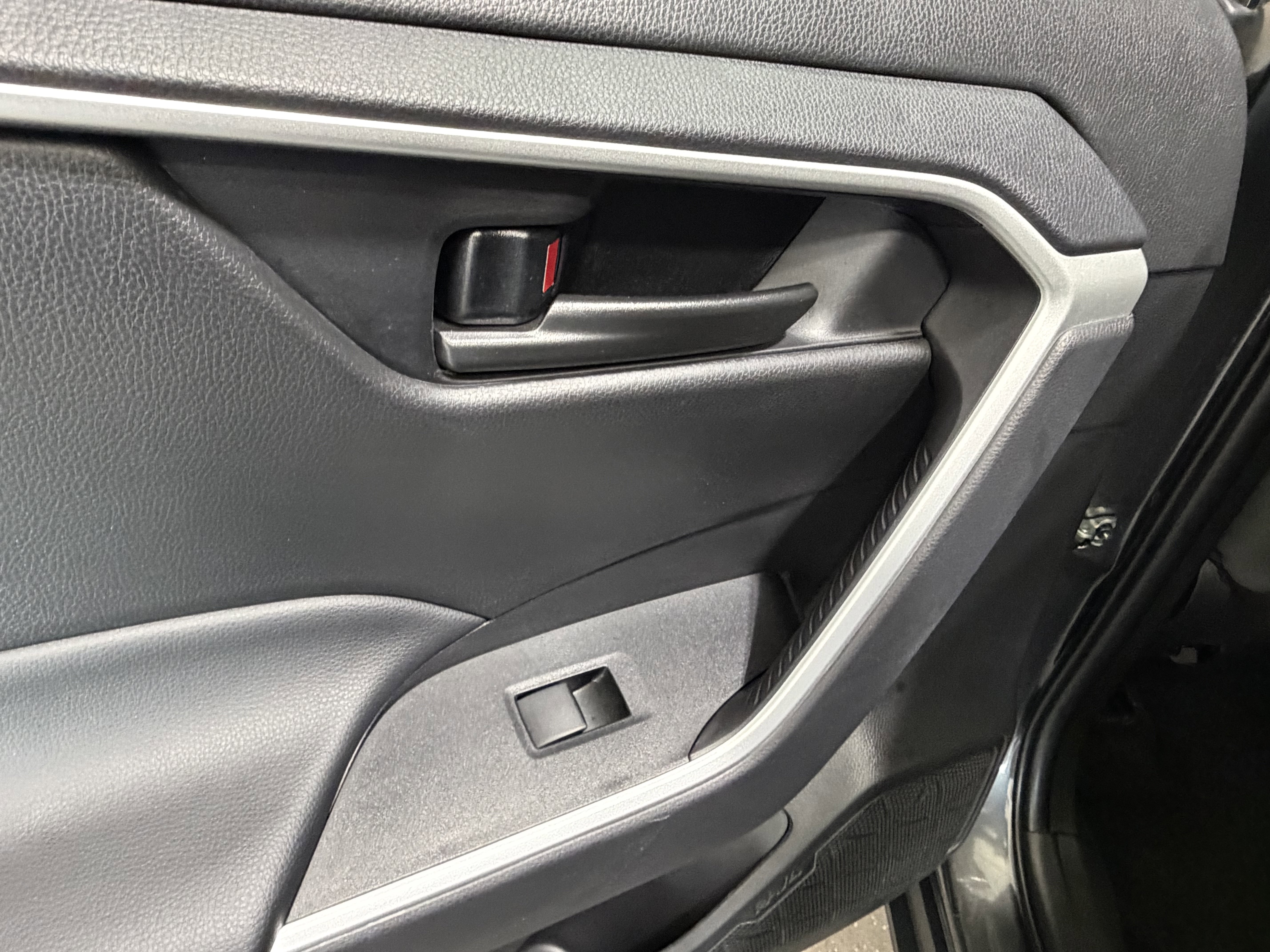 Used 2025 Toyota RAV4 LE AWD/4WD image 25