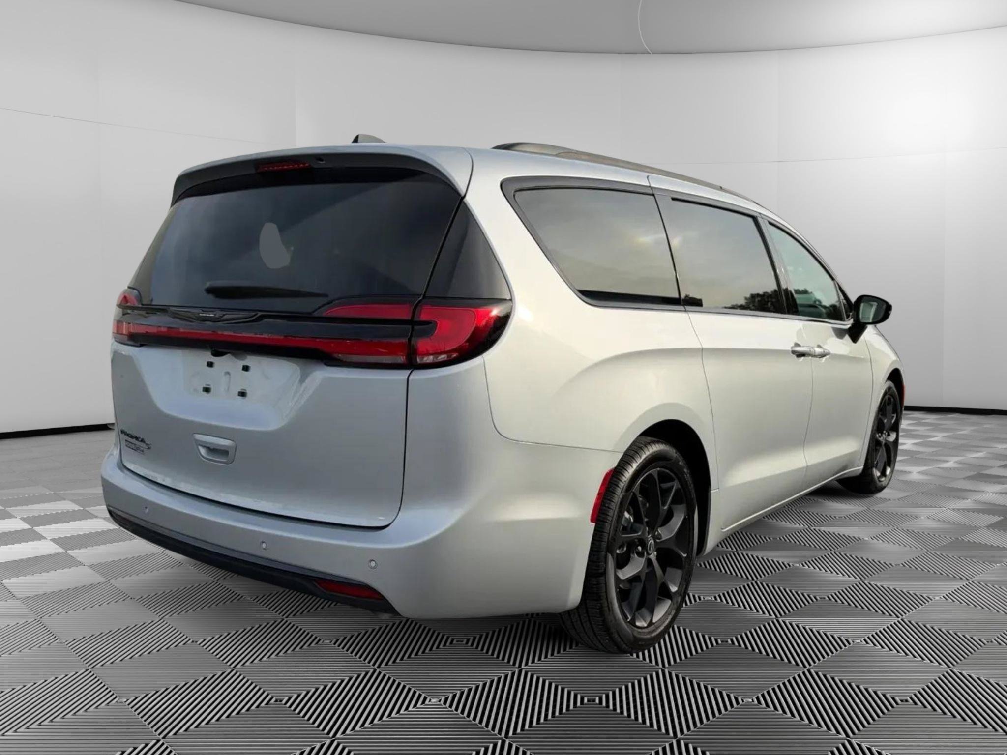 Used 2026 Chrysler Pacifica Select w/ S Appearance Package FWD image 4