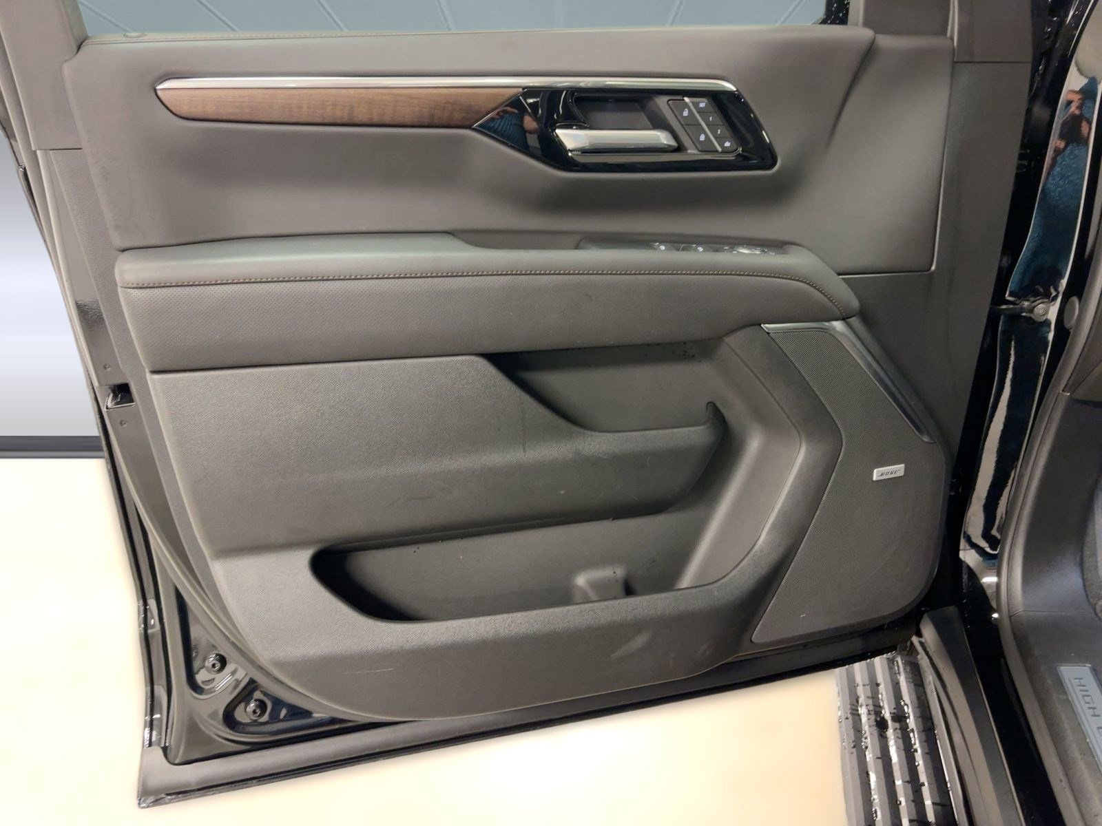 Certified 2025 Chevrolet Suburban High Country image 11