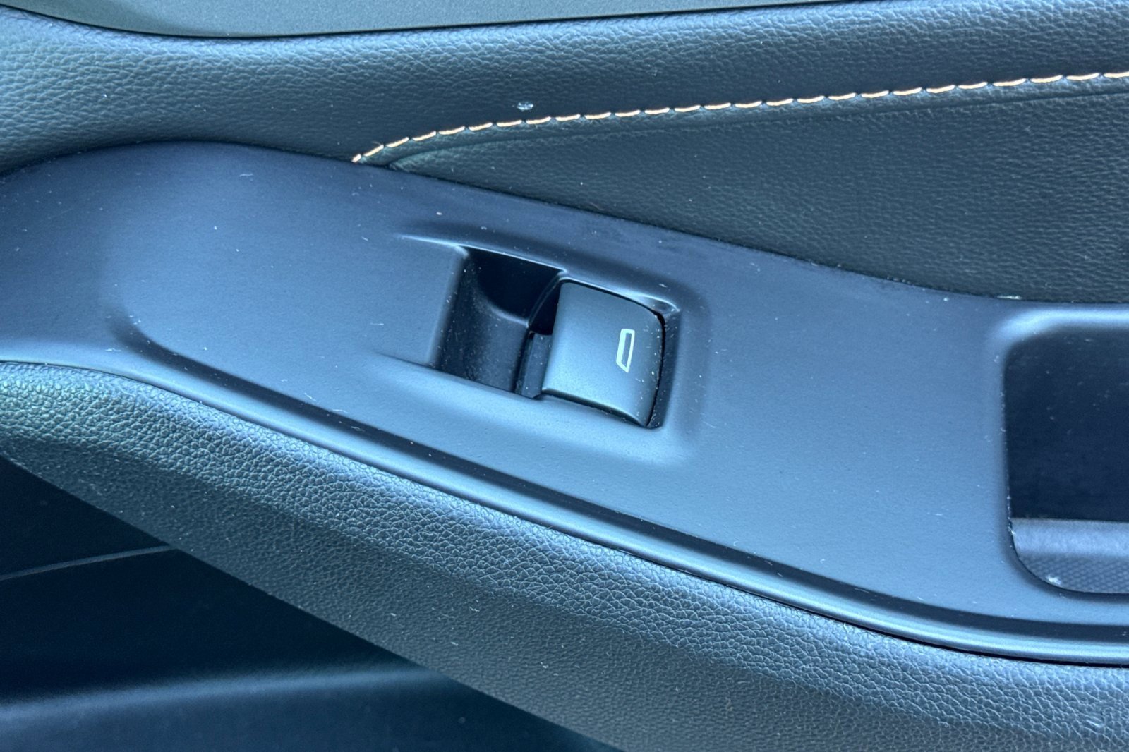 Used 2020 Chevrolet Traverse LT w/ LPO, Blackout Package image 24