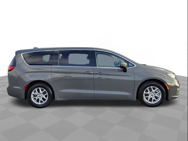 Used 2023 Chrysler Pacifica Touring-L FWD image 8