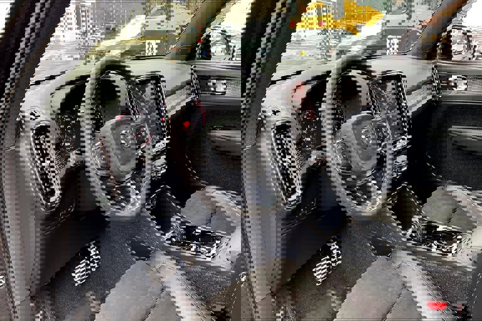 Used 2021 Volvo XC40 T5 R-Design w/ Advanced Package image 17