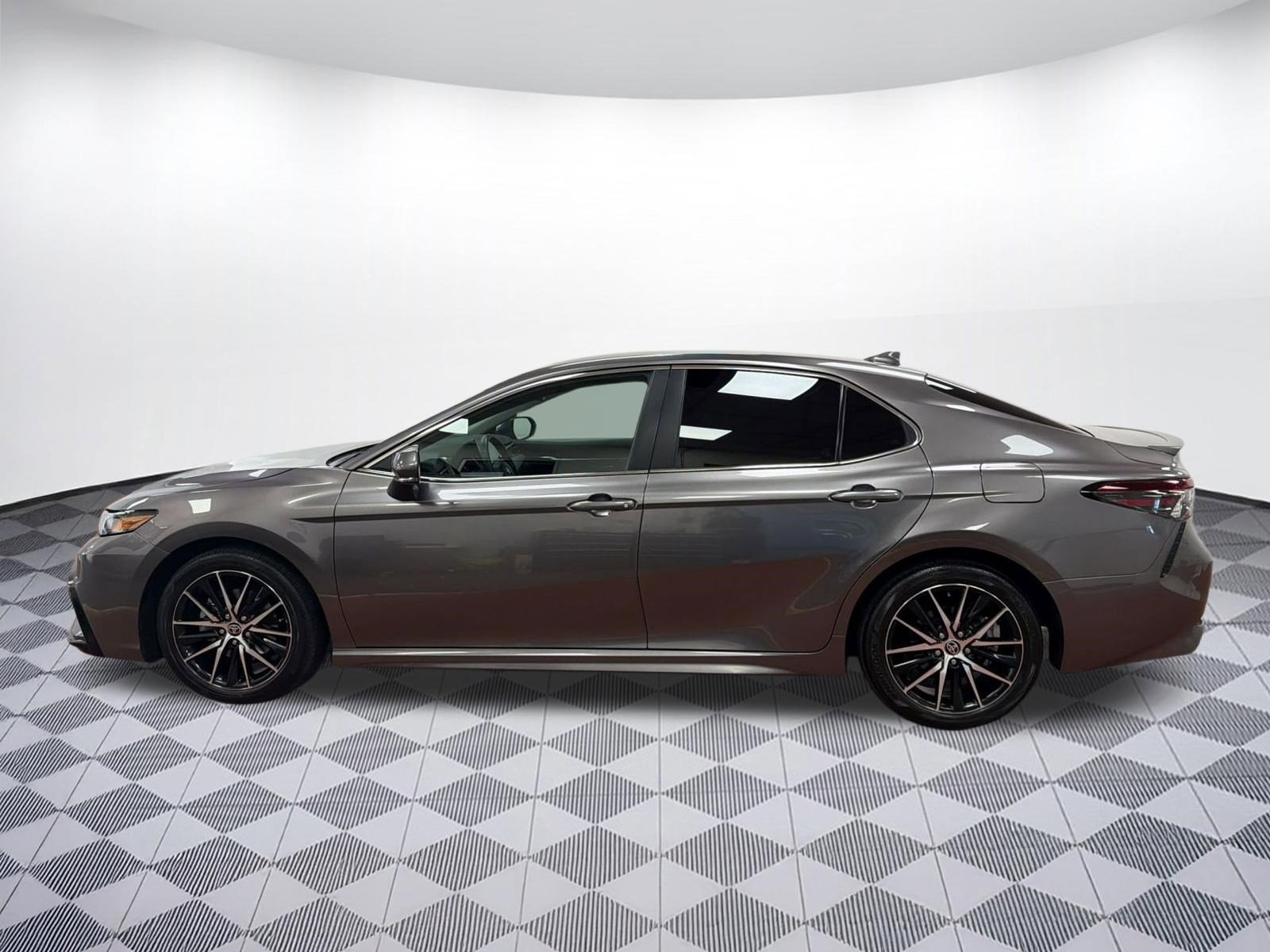 Used 2024 Toyota Camry SE AWD/4WD image 2