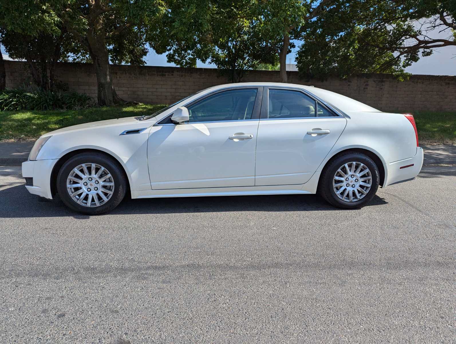 Used 2013 Cadillac CTS Luxury RWD image 2