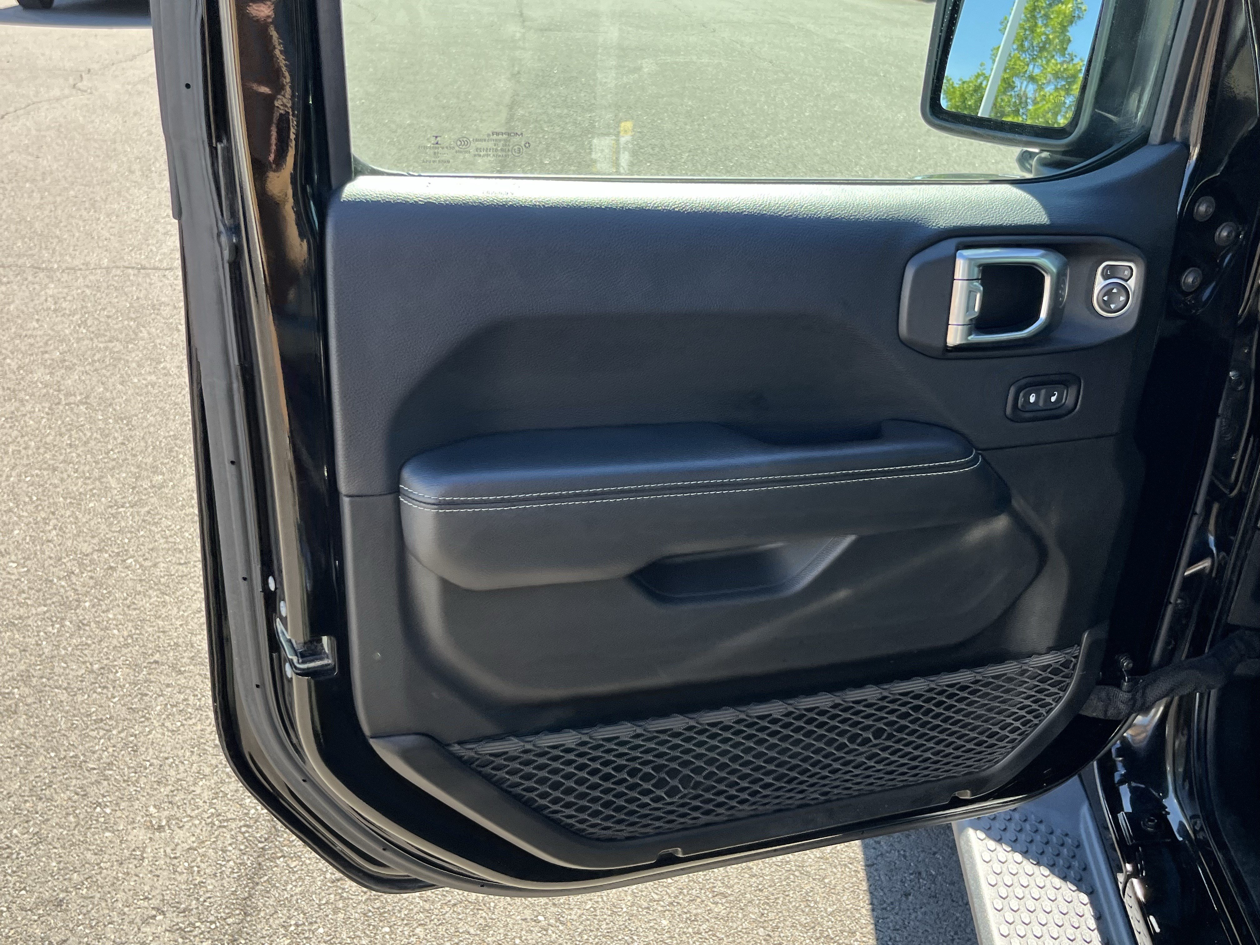 Used 2018 Jeep Wrangler Unlimited Sahara w/ LED Lighting Group AWD/4WD image 16