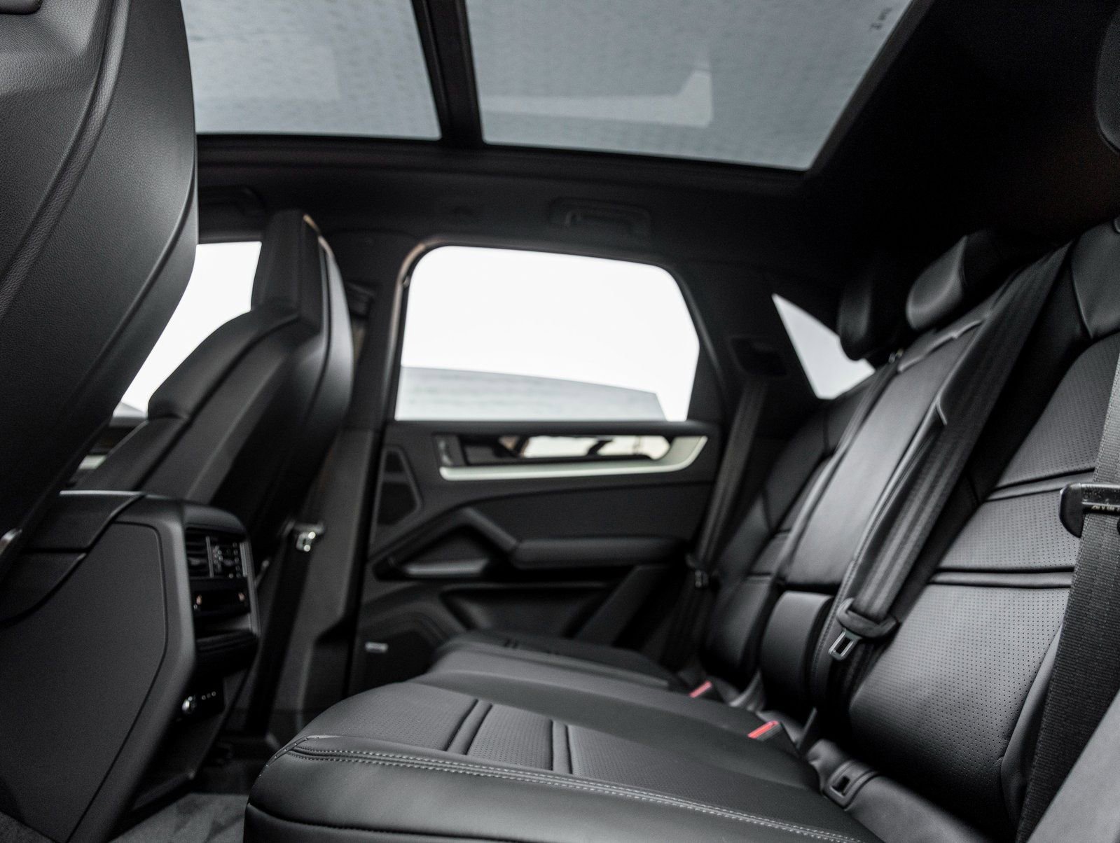 Certified 2025 Porsche Cayenne image 30