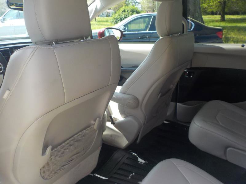 Used 2018 Chrysler Pacifica Touring-L image 17