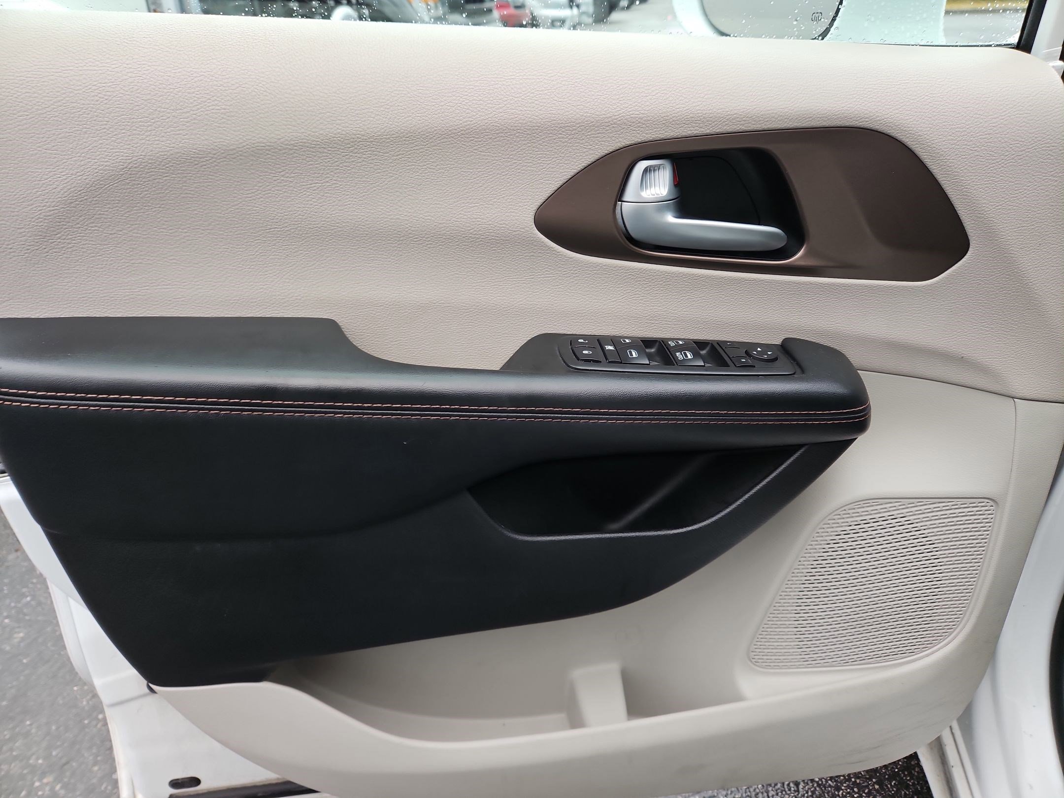 Used 2017 Chrysler Pacifica Touring-L image 14