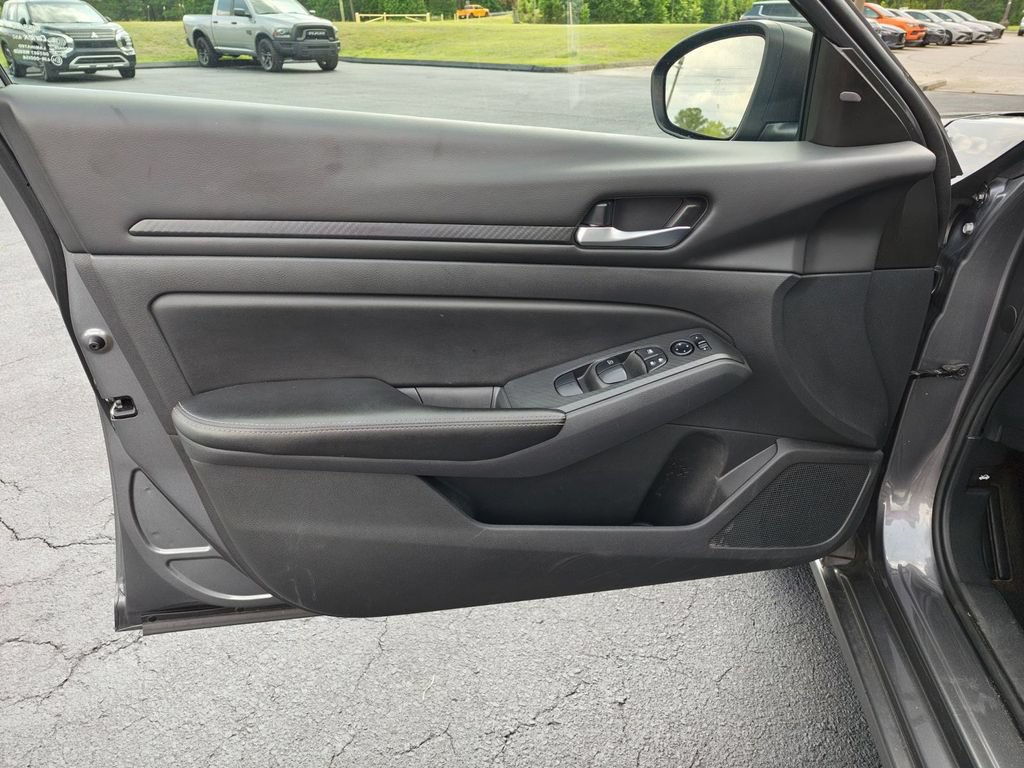 Used 2024 Nissan Altima 2.5 SV FWD image 9