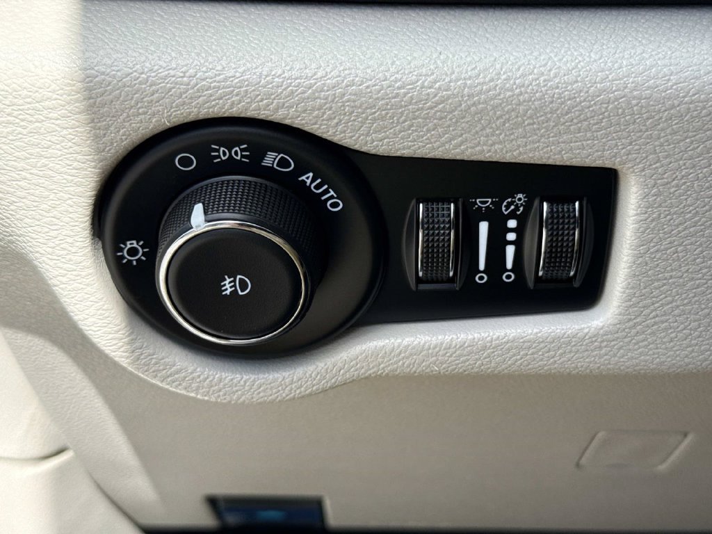 Used 2024 Chrysler Pacifica Limited FWD image 44