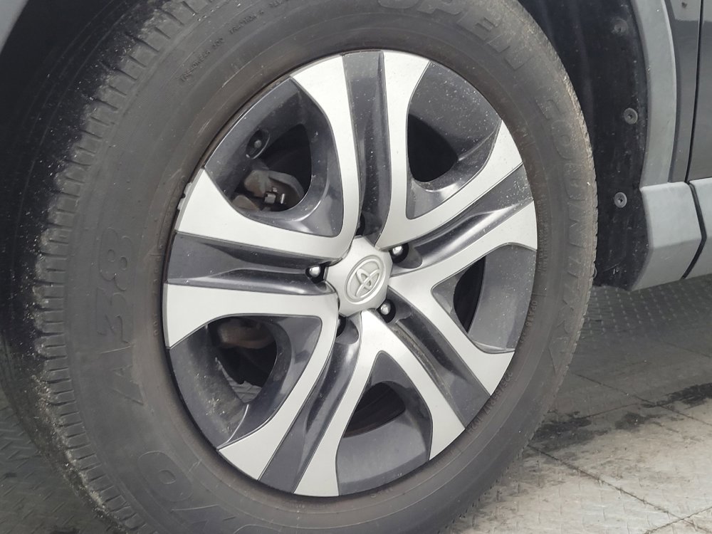 Used 2018 Toyota RAV4 LE FWD image 31