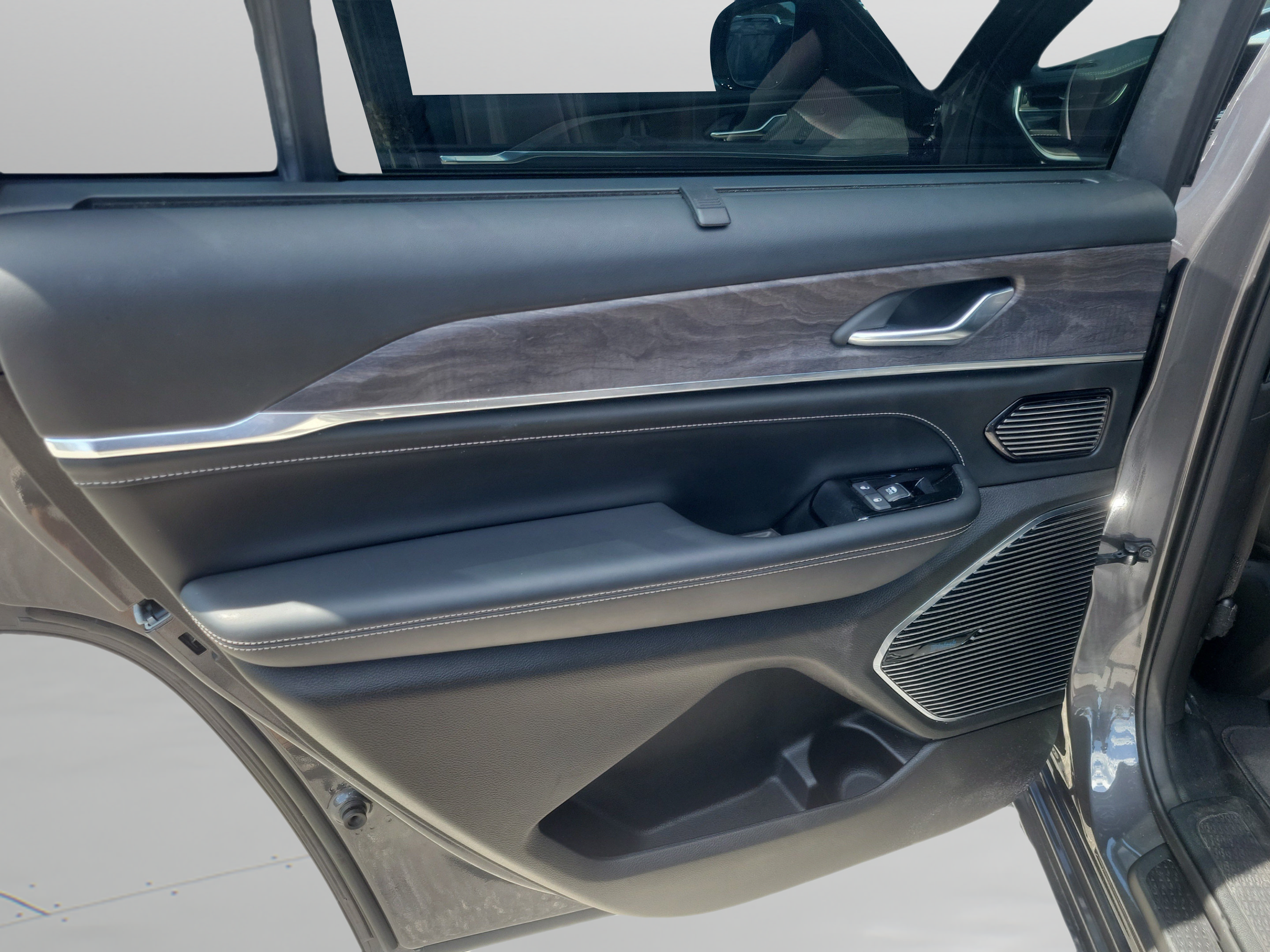 Used 2022 Jeep Grand Cherokee L Overland w/ Luxury Tech Group IV AWD/4WD image 11