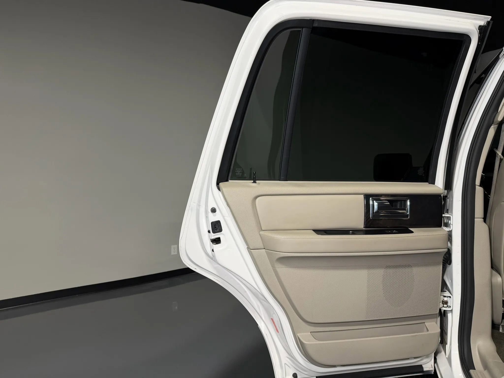 Used 2017 Lincoln Navigator Select RWD image 14