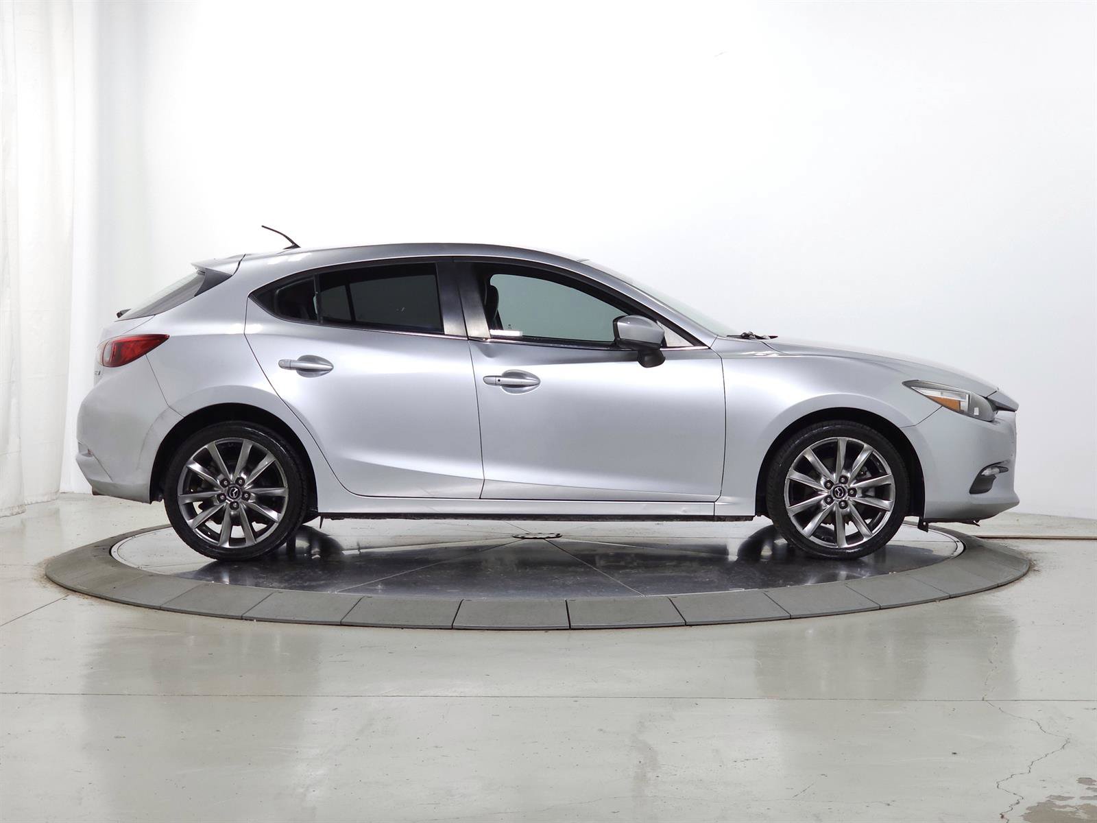 Used 2018 MAZDA MAZDA3 Touring FWD image 9
