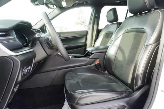 Used 2023 Jeep Grand Cherokee Altitude image 14