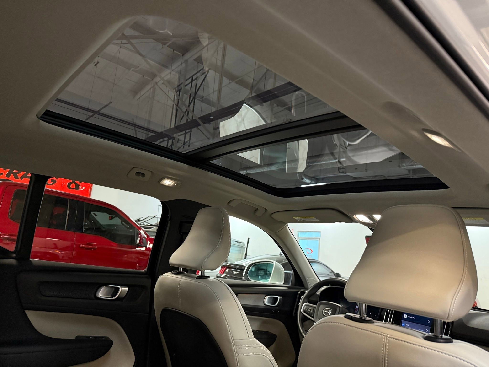 Used 2025 Volvo XC40 B5 Plus image 29