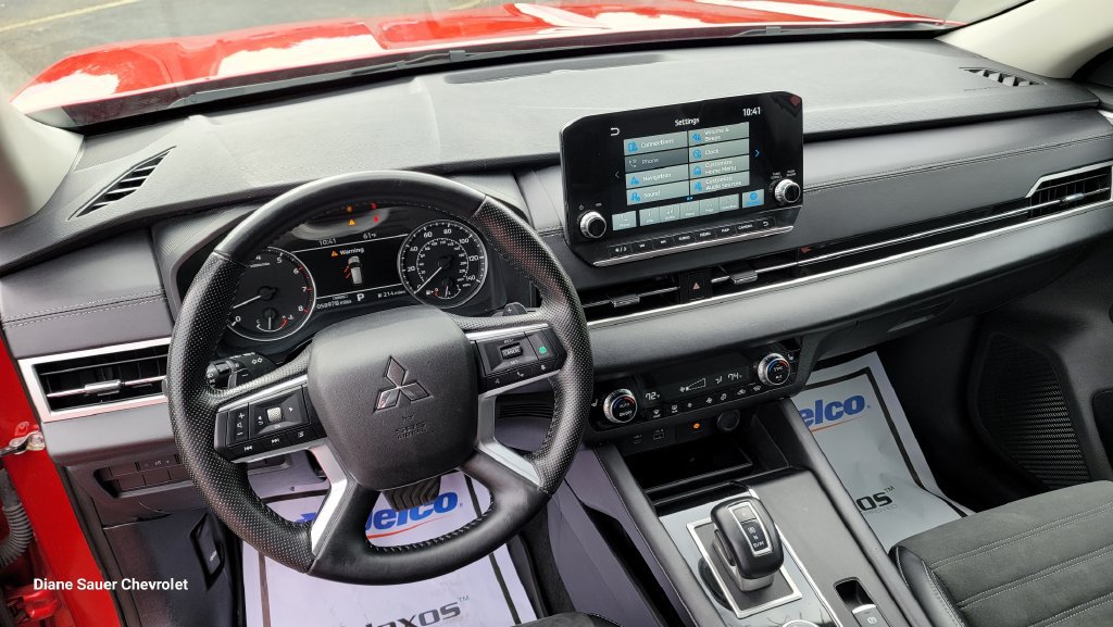 Used 2024 Mitsubishi Outlander AWD image 24
