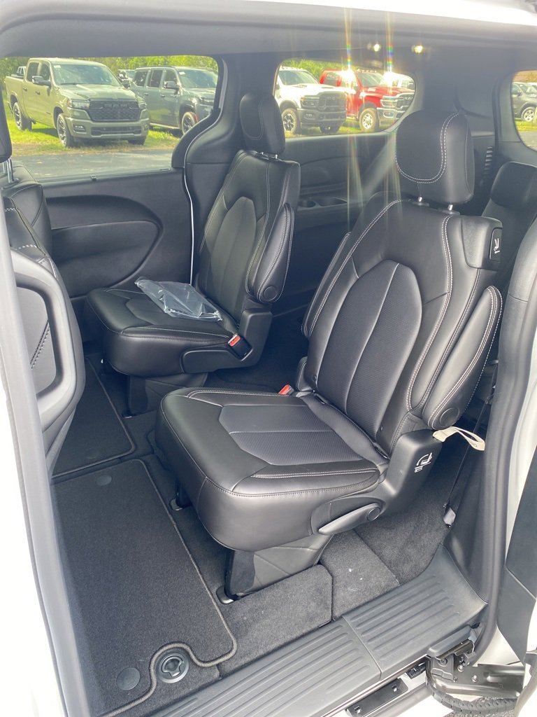 New 2026 Chrysler Pacifica Select w/ S Appearance Package image 17
