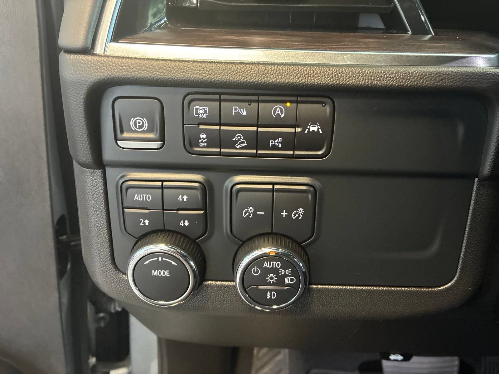 Used 2025 Chevrolet Suburban Z71 AWD/4WD image 21