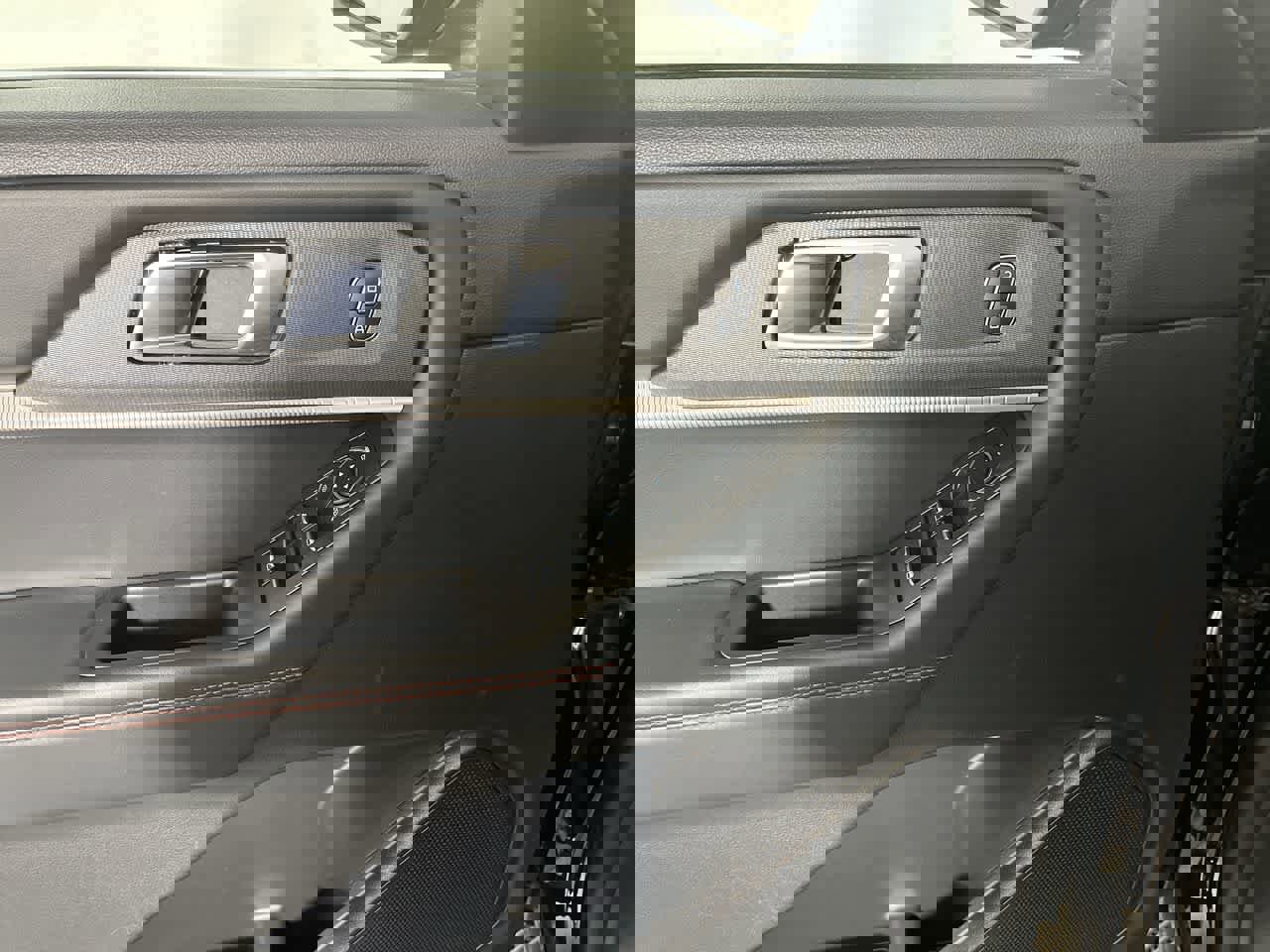 Used 2025 Ford Explorer ST-Line image 13