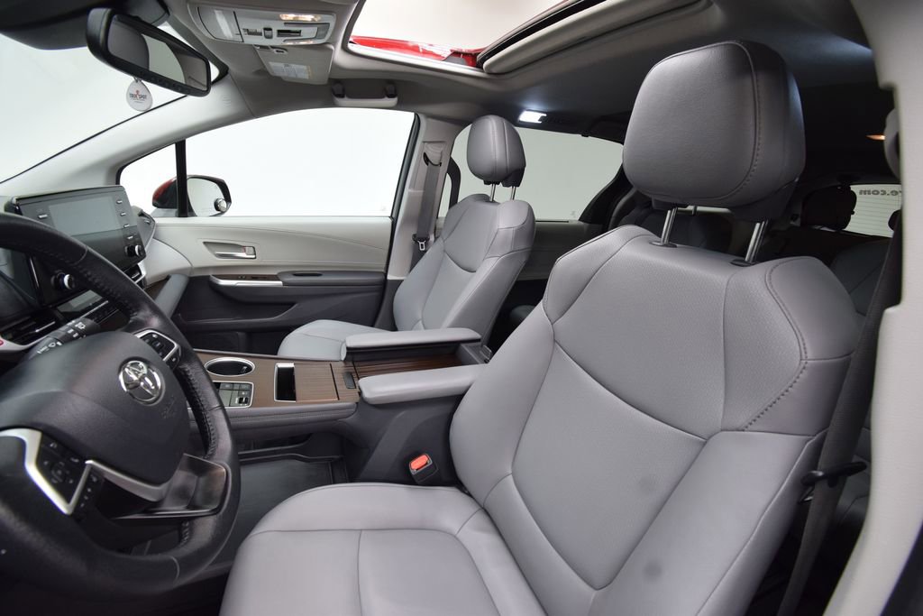 Used 2021 Toyota Sienna XLE image 22
