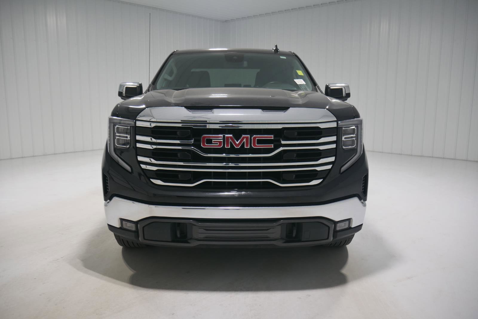 Used 2024 GMC Sierra 1500 SLT image 2