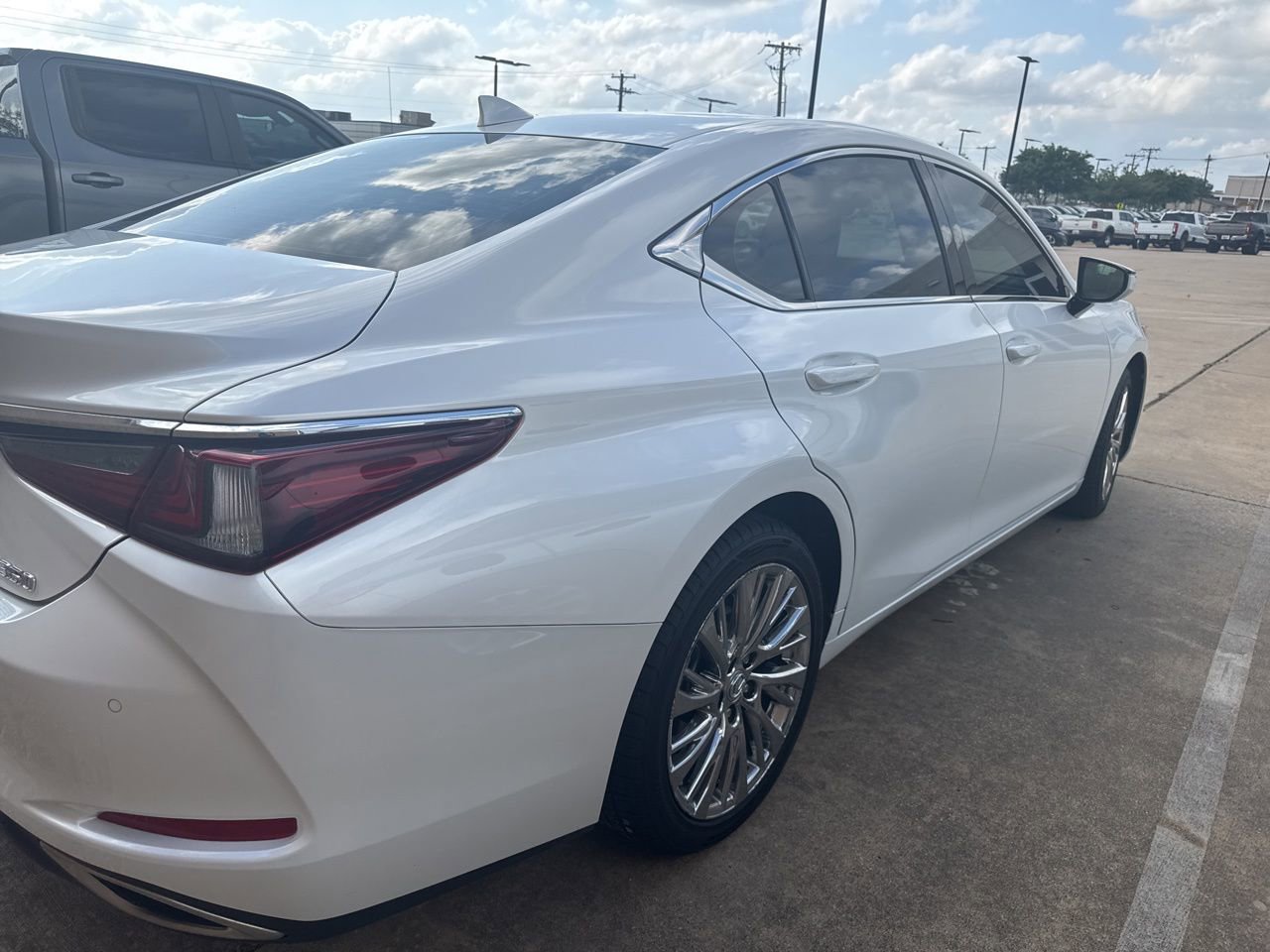 Used 2019 Lexus ES 350 w/ Premium Package image 4