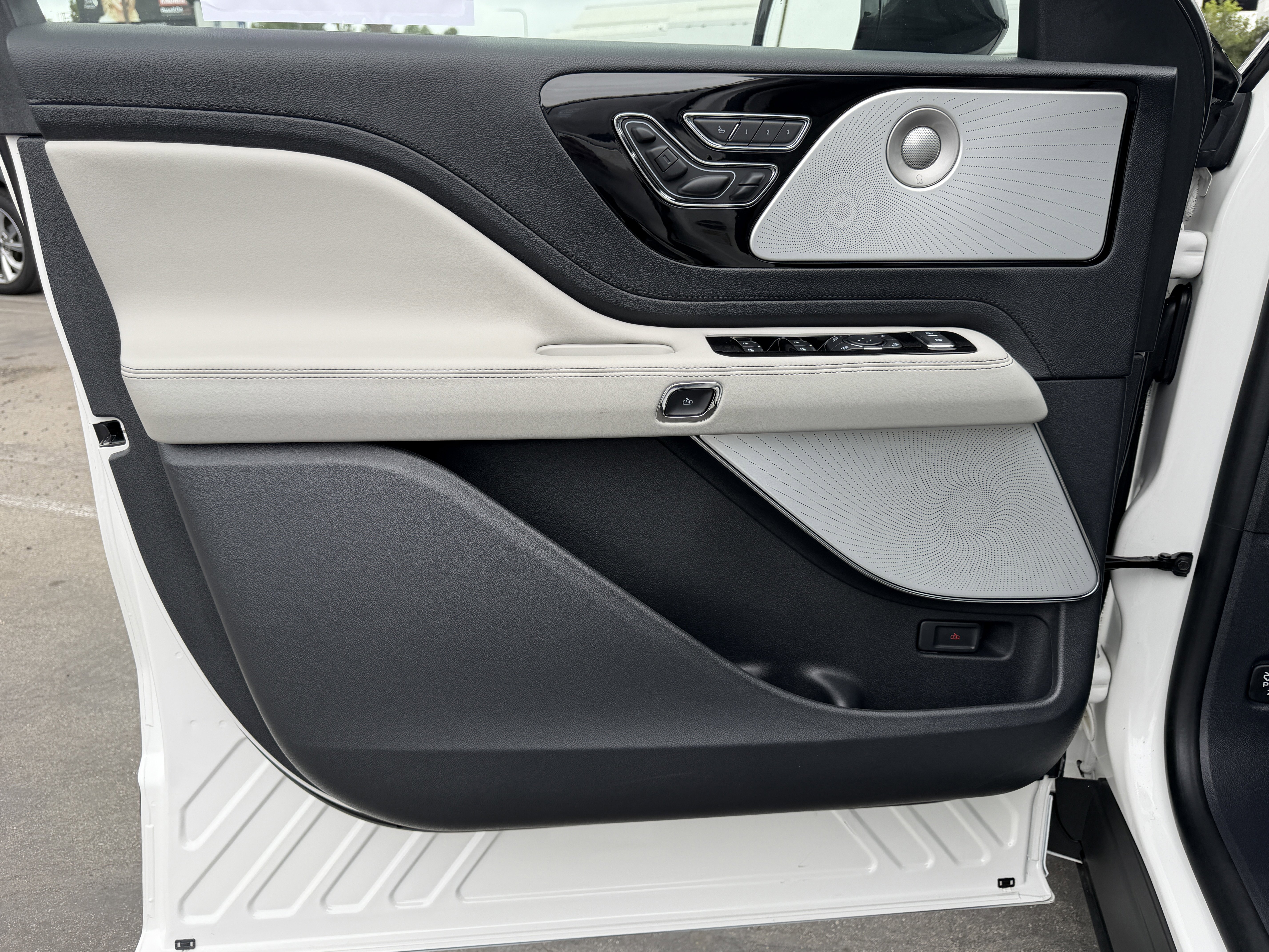 Used 2025 Lincoln Aviator Reserve w/ Equipment Group 201A AWD/4WD image 10