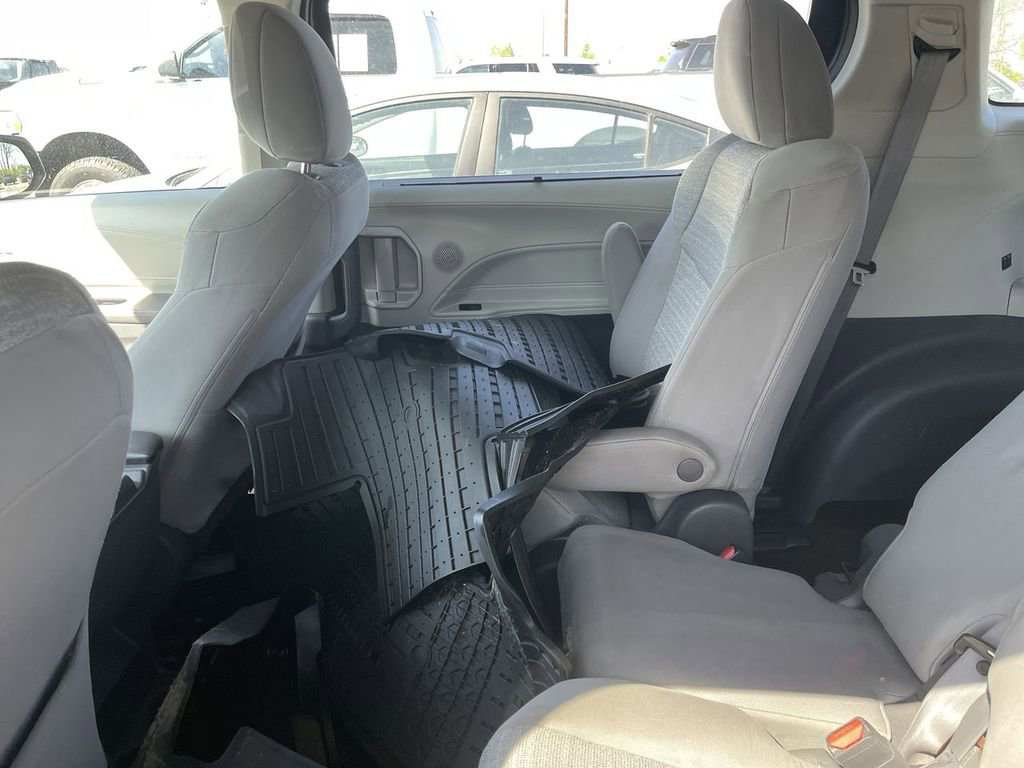 Used 2021 Toyota Sienna LE w/ LE Plus Package image 4