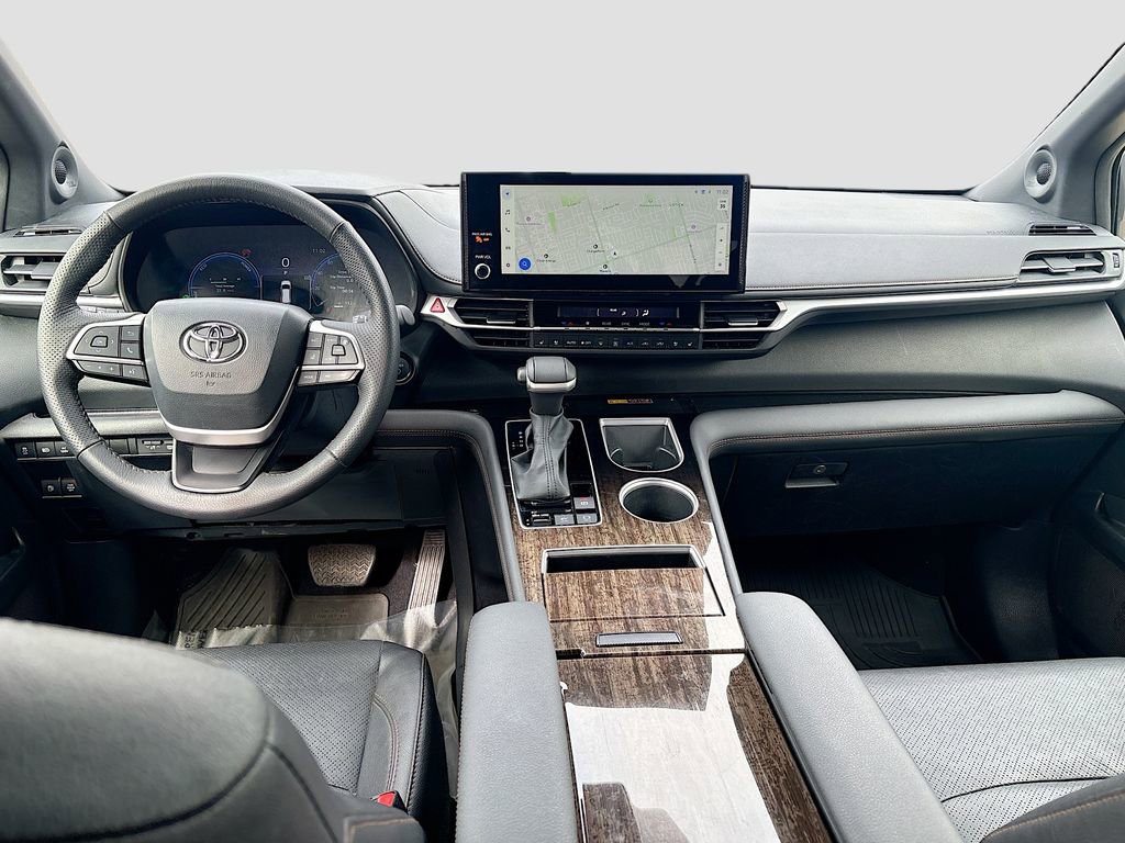 Used 2025 Toyota Sienna Limited image 24