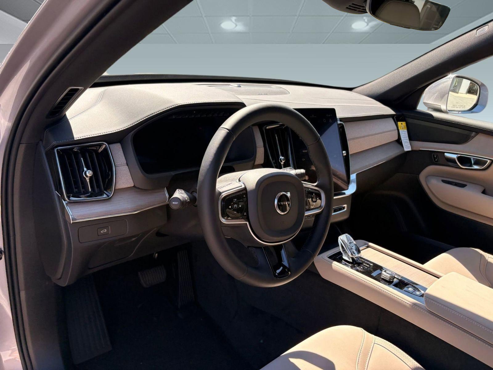 Used 2026 Volvo XC90 B6 Plus w/ Protection Package Premier AWD/4WD image 4